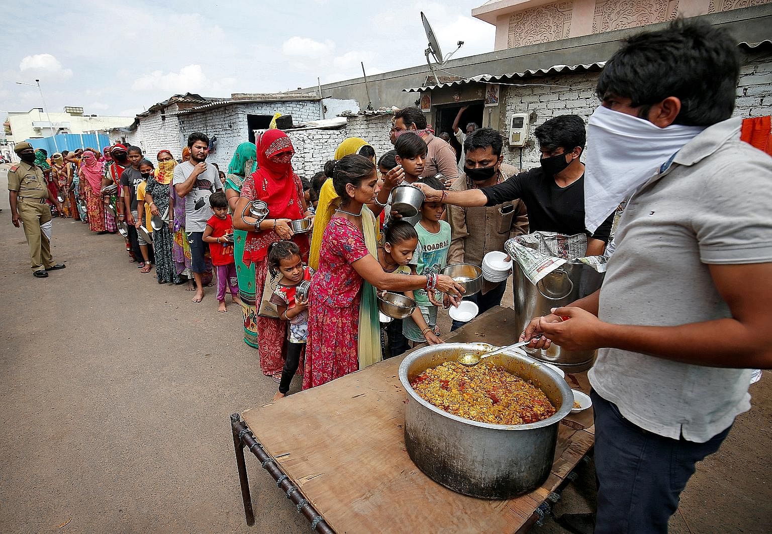 many-pitch-in-to-feed-the-hungry-india-news-tabla